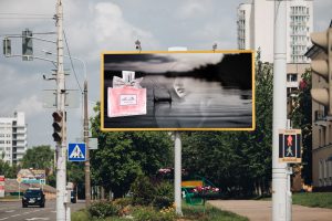 MOCKUP-AFFICHE-DE-RUE-AVEC-AFFICHE-DIOR-2-en-hérité-