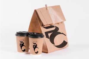 MOCKUP-AVEC-SAC-PAPIER-ET-MUG-en-hérité