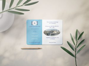 mockup-avec-carton-invitation-bleu